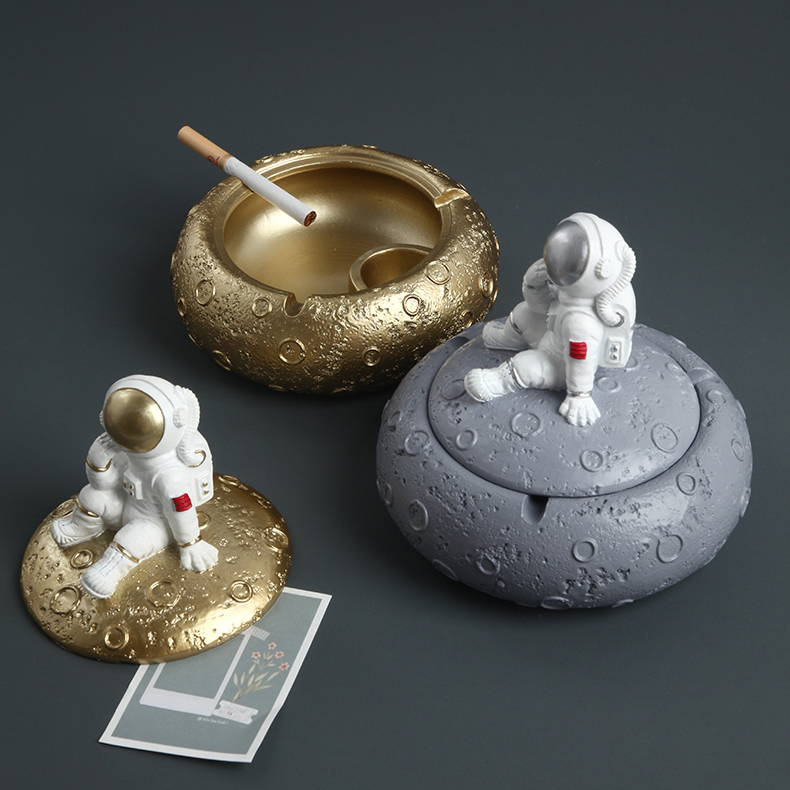 Creative Spaceman In Thinking  Round Ashtray Desktop Decoration