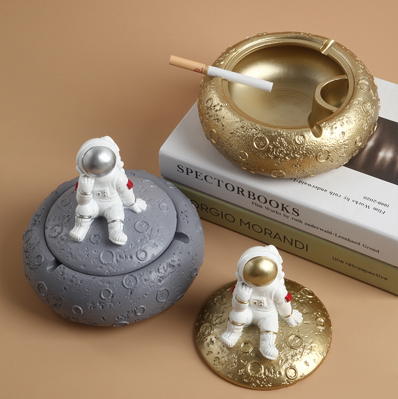 Creative Spaceman In Thinking  Round Ashtray Desktop Decoration