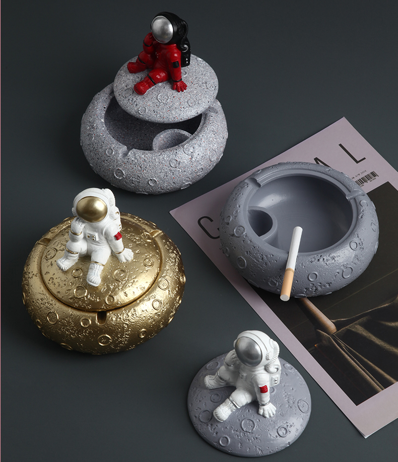 Creative Spaceman In Thinking  Round Ashtray Desktop Decoration