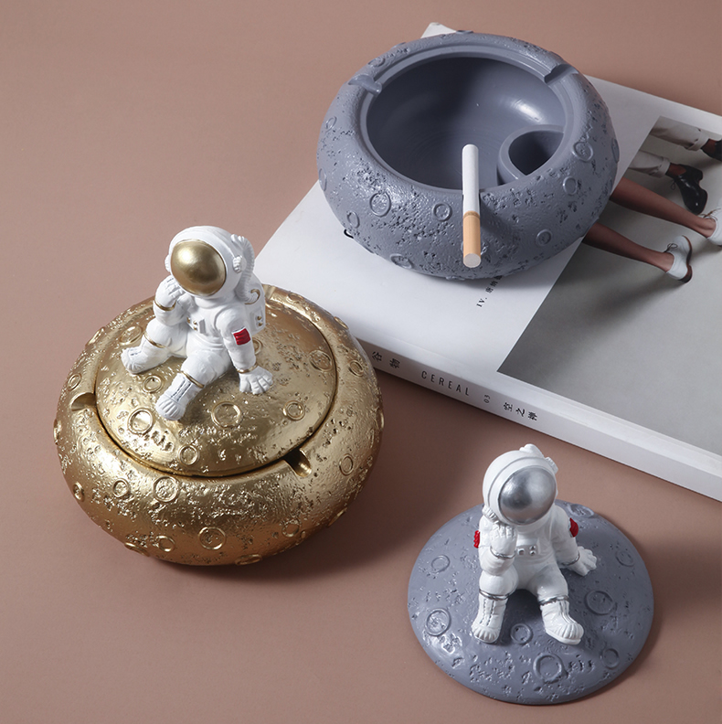 Creative Spaceman In Thinking  Round Ashtray Desktop Decoration